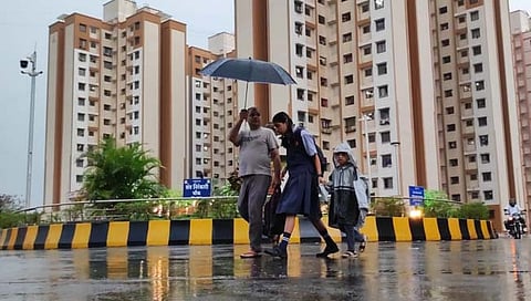 विजांच्या कडकडाटासह पाऊस  