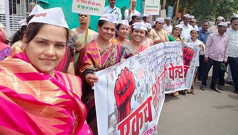 विट्यात निघालेल्या मोर्चातील महिला आणि पुरुष आंदोलक कर्मचारी.
