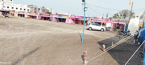 विविध फडमालकांच्या राहुट्यांनी सजलेली नारायणगाव तमाशा पंढरी. 