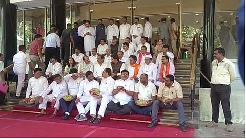 कांदा, द्राक्षाचे टोपले घेऊन विरोधी आमदारांचा विधानभवनाच्या पायर्‍यांवर ठिय्या