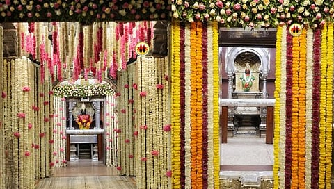 श्री विठ्ठल रुक्मिणी मंदिरात गुढीपाडव्याच्यानिमित्त विविध रंगीत फुलांची आरास