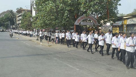 नाशिक : जागतिक आरोग्य दिनानिमित्त महाराष्ट्र आरोग्य विज्ञान विद्यापीठातर्फे काढण्यात आलेल्या जनजागृती रॅलीमध्ये सहभागी विद्यार्थी. 