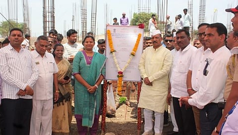 धुळे : आदिवासी विकास विभाग संचलित एकलव्य मॉडेल रेसिडेन्शिअल स्कूल, लौकी ता. शिरपूर येथील इमारत बांधकामाचा पायाभरणी समारंभप्रसंगी उपस्थित आदिवासी विकास मंत्री डॉ. विजयकुमार गावित. समवेत डॉ. हिना गावित, काशीराम पावरा आदी मान्यवर. (छाया: यशवंत हरणे) 