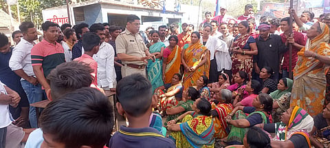 जळगाव : मुख्य चौकात जमावाने गोंधळ घालत पोलीस चौकीसमोरच ठिय्या आंदोलन केले.  (छाया: चेतन चौधरी)