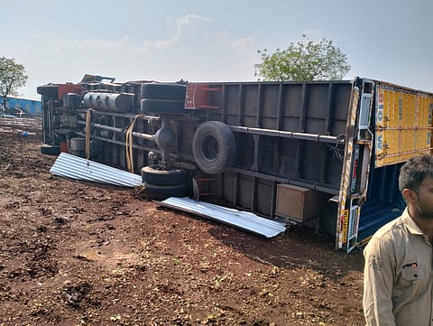 जळगाव : कंटेनर पलटी झाल्याने घडलेला अपघात (छाया: चेतन चौधरी)