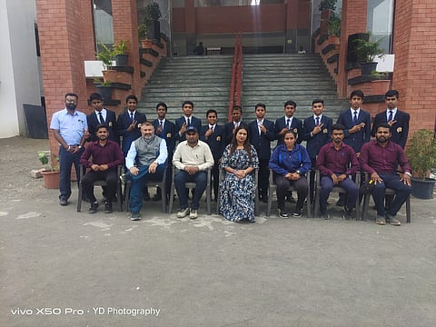 देवळा : एसकेडीच्या क्रीडा स्पर्धेत यशस्वी खेळाडूंचे अभिनंदन करताना सचिव मीना देवरे, प्राचार्य एस एन पाटील समवेत विद्यार्थी. (छाया : सोमनाथ जगताप)