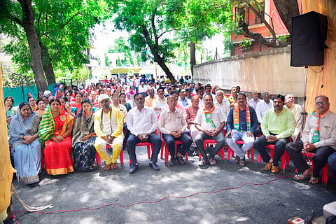 धुळे : १०० व्या 'मन की बात' कार्यक्रमाचा लाभ घेताना नव वधू-वर व नागरिक. (छाया: यशवंत हरणे) 