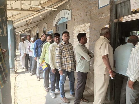नांदगाव : कृषी उत्पन्न बाजार समिती निवडणुकीकरीता मतदानाचा हक्क बजावण्यासाठी लागलेल्या मतदारांच्या रांगा.  (छाया: सचिन बैरागी) 