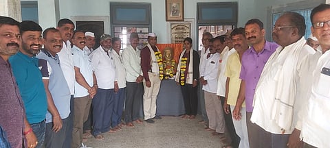 निफाड:  देशसेवा करण्यासाठी मिळालेल्या संधीचे सोने करणाऱ्या यशस्वितांचा सत्कार करताना चेअरमन संदिप क्षीरसागर, व्हा. चेअरमन विजय सानप आदी मान्यवर.  (छाया: दीपक श्रीवास्तव)