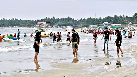 कोकणात सलग सुट्ट्यांमुळे पर्यटकांची गर्दी