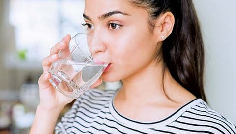 सावधान..! उभे राहून पाणी पिताय?  जाणून घ्‍या शरीरावर होणार्‍या दुष्परिणामाविषयी