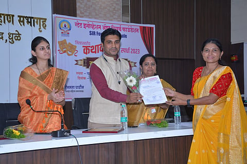 पिंपळनेर : राज्य समन्वयक राजकिरण चव्हाण यांच्या हस्ते तालुका समन्वयकपदाचे निवडपत्र स्विकारताना शिक्षिका ज्योती पाटील. (छाया: अंबादास बेनुस्कर)