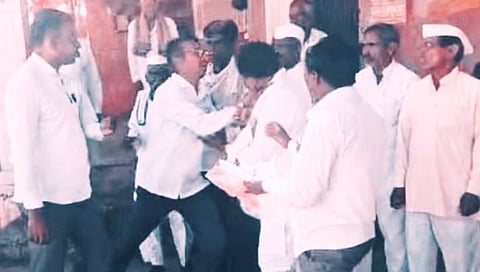 पैठण बाजार समिती निवडणूक : आक्षेपार्ह टीका केल्याने काँग्रेस-राष्ट्रवादी समर्थकांकडून अपक्ष उमेदवाराला मारहाण