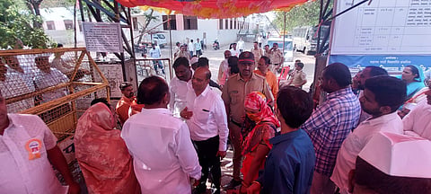 येवला : शहरातील विंचूर रस्त्यावर असलेल्या जनता विद्यालयात सुरु असलेले मतदान प्रक्रिया. (छाया : अविनाश पाटील)