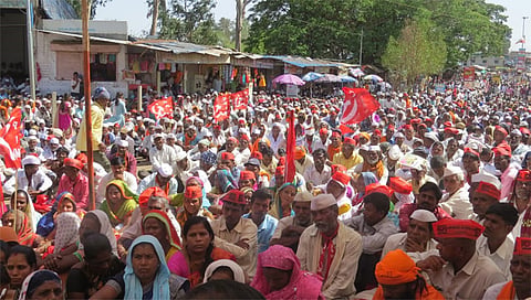 सुरगाणा : लाँग मार्च मध्ये सहभागी झाले मोर्चेकरी.