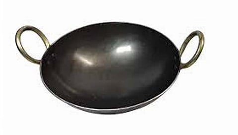 Kitchen Tips : लोखंडी कढई कशी वापरावी?