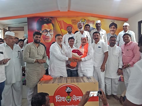 सिन्नर : माजी आमदार राजाभाऊ वाजे, युवा नेते उदय सांगळे यांच्या उपस्थितीत बाळासाहेब वाघ यांनी ठाकरे गटात पक्षप्रवेश केला. (छाया: संदीप भोर) 