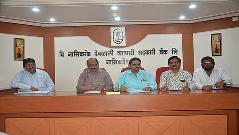 नाशिकरोड: पत्रकार परिषदेत बँकेबाबत माहिती देताना अध्यक्ष निवृत्ती अरिंगळे. समवेत सुधाकर जाधव, जगन्नाथ आगळे, संचालक सुनील आडके आदी. (छाया - उमेश देशमुख) 