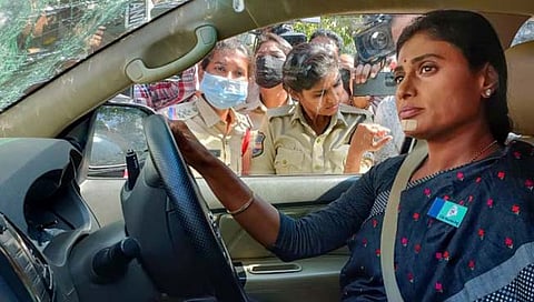 पेपर फुटीप्रकरणी YSRTP च्या प्रमुख वायएस शर्मिला यांना अटक, कारवाईवेळी धक्काबुक्की (व्हिडिओ)
