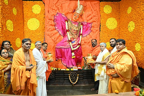 सप्तशृंगगड :अक्षयतृतीयाच्या मुहुर्तावर सप्तश्रृंग देवीच्याचरणी सोन्याच्या पादुका व मंगळसुत्र दान करताना पी. श्याम सुंदर. समवेत सप्तशृंग देवी संस्थानचे पदाधिकारी व भाविक. (छाया: तुषार बर्डे)