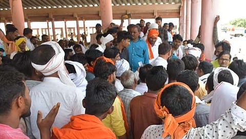 हिंगोली: हळदीच्या लिलावाला विलंब; शेतकर्‍यांचा बाजार समितीच्या आवारात गोंधळ
