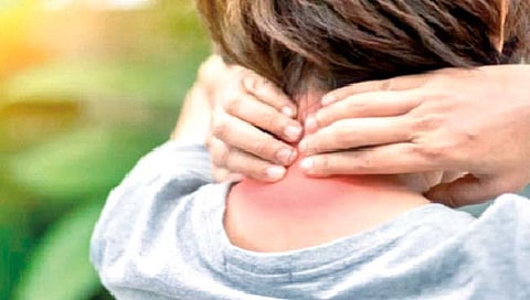 Neck pain : मानदुखीमुळे त्रस्‍त आहात? ‘हे’ उपाय देतील आराम