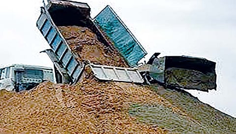 वाळू धोरणाचा बांधकाम व्यावसायिकांना फटका
