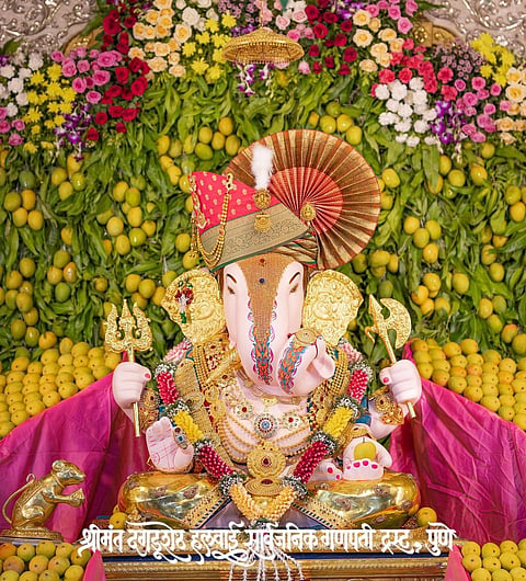 पुणे: अक्षय्य तृतीयानिमित्त दगडूशेठ गणपतीला 11 हजार आंब्यांचा महानैवेद्य