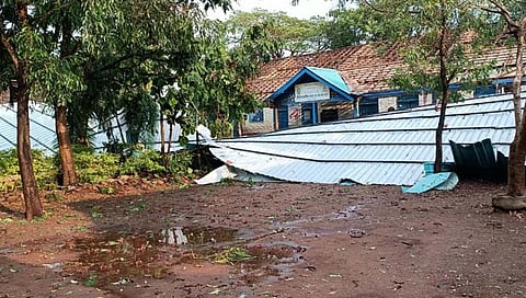 कोल्हापूर : अब्दुल लाट येथे वादळी वा-याने जि.प. शाळेवरील पत्रे उडाले