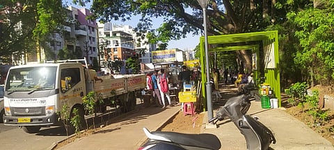 पुणे : कारवाई पथकाच्या समोरच पदपथावर व्यवसाय