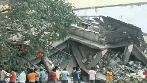 ‍Building collapsed in Bhiwandi | भिवंडीत ३ मजली इमारत कोसळली, ५० जण अडकल्याची भिती