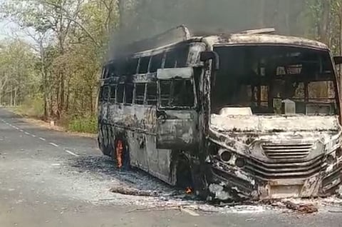 छत्तीसगडमध्‍ये नक्षलींचा धूमाकूळ, दंतेवाडामध्‍ये बस पेटवली