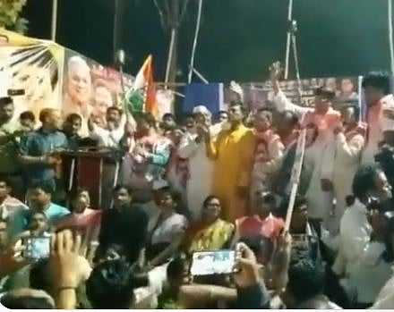 छत्तीसगड  : बिलासपूर येथे काँग्रेसच्या टॉर्च रॅलीवेळी स्टेज कोसळलं अन्‌ उडाला हाहाकार (Video)