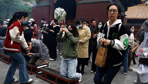 Jobless Young Chinese : चीनमध्ये नोकर्‍या मिळण्यासाठी युवकांच्या मंदिरात फेर्‍या वाढल्या