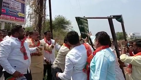 Amravati : आमदार रवी राणांच्या विरोधात भाजपच मैदानात उतरले; विकास फलकालाच फासले काळे 