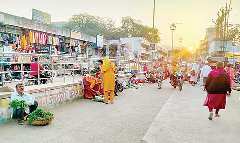 जुन्नरच्या वर्दळीच्या ठिकाणी अतिक्रमण वाढले