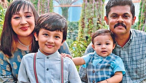 या मुस्लिम कुटुंबाला ते मूळ भारतीय आहेत म्हणून अपमानित करण्यात आले होते. 