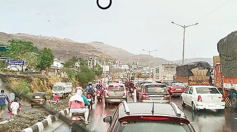खेड-शिवापूर भागांत मुसळधार; वादळी वार्‍याने घरांचे पत्रे उडाले