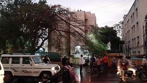 विट्यात वादळी वाऱ्यासह पाऊस; महसूल भवनाच्या इमारतीवर कोसळली वीज
