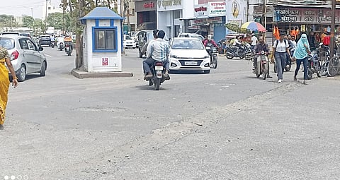 बारामती शहरातील रस्त्यांची चाळण; प्रवाशांची होतेय तारेवरची कसरत