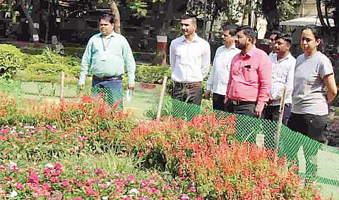 पिंपरी चिंचवड महापालिकेचे अतिरिक्त आयुक्त प्रदीप जांभळे इतर अधिकार्‍यांसमवेत उद्यानाची पाहणी करताना.