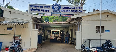 डीजेच्या तालावर अश्लील हावभाव करीत नाचणाऱ्यांवर लोणावळा पोलिसांची कारवाई; 4 बारबालांसह 10 जण ताब्यात