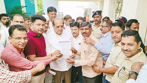 नगर: मंत्री राठोडांविरोधात औषध विक्रेते आक्रमक, आंदोलनाचा इशारा; पालकमंत्री राधाकृष्ण विखेंना दिले निवेदन