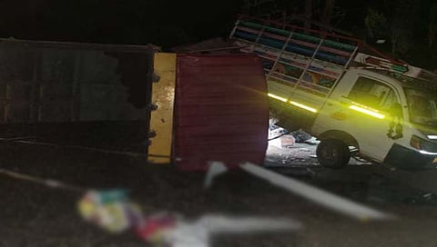 वाळूच्या टिप्परची धडक  