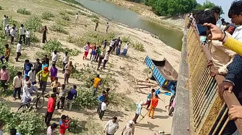 मोठी दुर्घटना : उ. प्रदेशमध्‍ये ट्रॉली नदीत कोसळली; १४ ठार, २५ जखमी