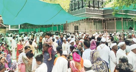 चैत्र वारीनिमित्त आळंदीत भाविकांची गर्दी ;दर्शनबारीअभावी उन्हात वारकर्‍यांचे हाल