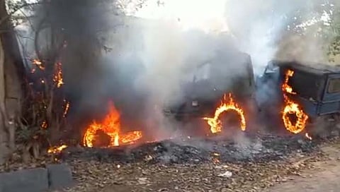 भंगार वाहनांना आग  
