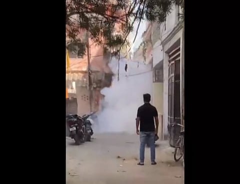 अतिक अहमदचा वकीलाच्‍या घराजवळ बॉम्‍बहल्‍ला झाला. या घटनेने प्रयागराजमध्‍ये प्रचंड खळबळ माजली आहे.