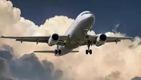 Flight : मद्यधुंद अवस्थेत प्रवाशाकडून फ्लाइटमध्ये पुन्हा गोंधळ; प्रवाशांचा जीव धोक्यात येईल असे कृत्य