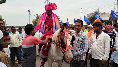 पोलिसात भरती घोड्यावरून मिरवणूक 